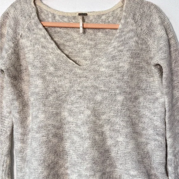 Free People Oversized Cozy Alpaca/Mohair Knit Bell-Sleeve V Neck Top Sweater M - Picture 5 of 13